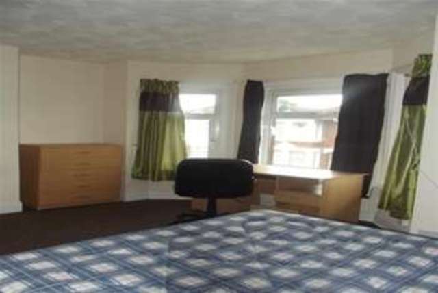  Image of 4 bedroom Detached house to rent in Harborough Road Shirley Southampton SO15 at Southampton, SO15 2FZ