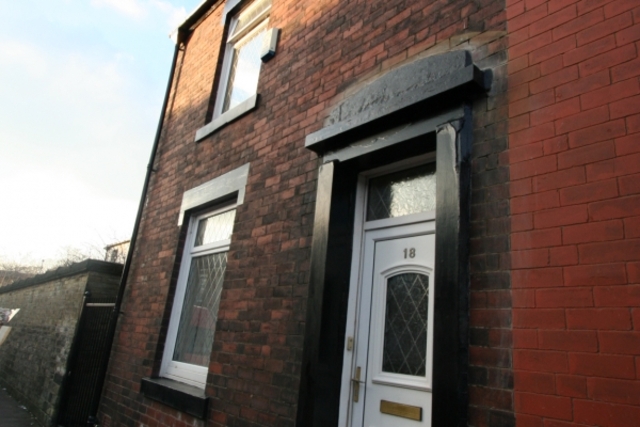  Image of 2 bedroom Terraced house to rent in High Barn Close Rochdale OL11 at Rochdale OL11 3PN Rochdale, OL11 3PN