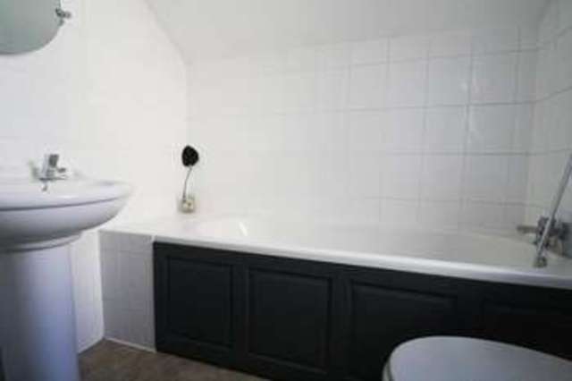  Image of 1 bedroom Flat to rent in London Road High Wycombe HP11 at London Road  High Wycombe, HP11 1LP