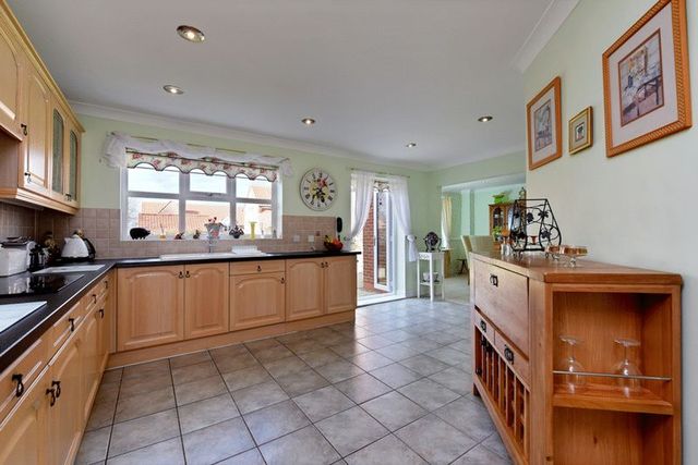  Image of 4 bedroom Detached house for sale in Holme Close Thorpe-on-the-Hill Lincoln LN6 at Holme Close Thorpe-on-the-Hill Lincoln, LN6 9FB