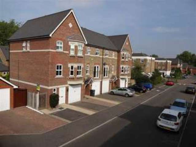  Image of 4 bedroom End of Terrace to rent in Horton Crescent Epsom KT19 at Horton Crescent  Epsom, KT19 8AA