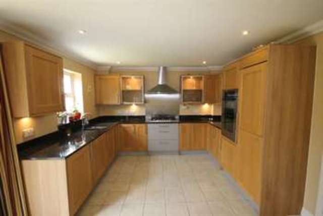  Image of 4 bedroom End of Terrace to rent in Horton Crescent Epsom KT19 at Horton Crescent  Epsom, KT19 8AA