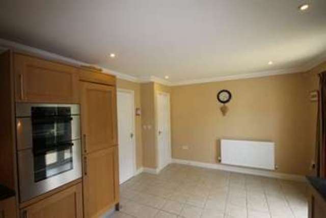  Image of 4 bedroom End of Terrace to rent in Horton Crescent Epsom KT19 at Horton Crescent  Epsom, KT19 8AA