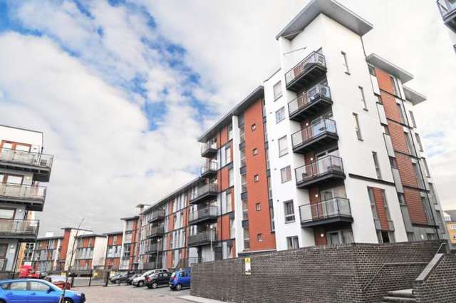  Image of 2 bedroom Apartment to rent in Commonwealth Drive Crawley RH10 at Howlands Court Commonwealth Drive Crawley, RH10 1AU