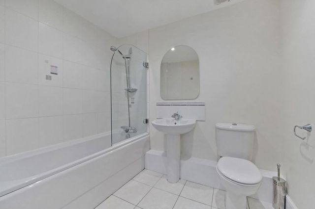  Image of 2 bedroom Flat for sale in Ivywell Road Bristol BS9 at Ivywell Road Sneyd Park Bristol, BS9 1NX