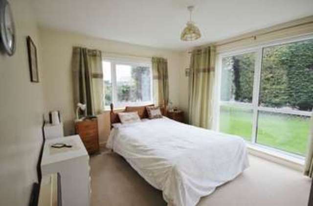  Image of 2 bedroom Flat for sale in Kenn Road Clevedon BS21 at Kenn Road  Clevedon, BS21 6LB