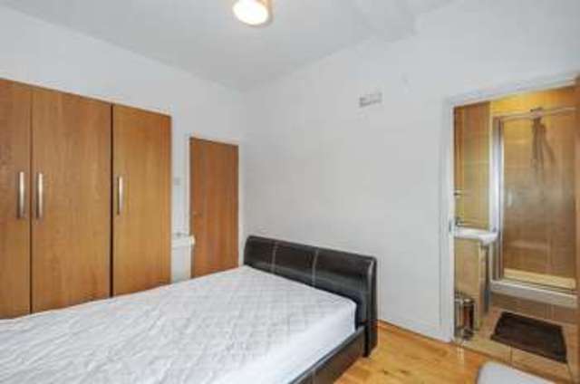  Image of 1 bedroom Flat for sale in Lavender Hill London SW11 at Battersea, SW11 5RQ