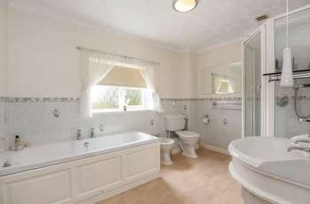  Image of 5 bedroom Detached house for sale in Lower Radley Lower Radley Abingdon OX14 at 18 Lower Radley Radley Abingdon, OX14 3AX