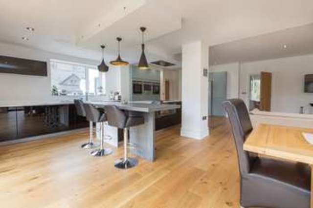  Image of 5 bedroom Detached house to rent in Mariners Drive Stoke Bishop Bristol BS9 at Mariners Drive Sneyd Park Bristol, BS9 1QQ