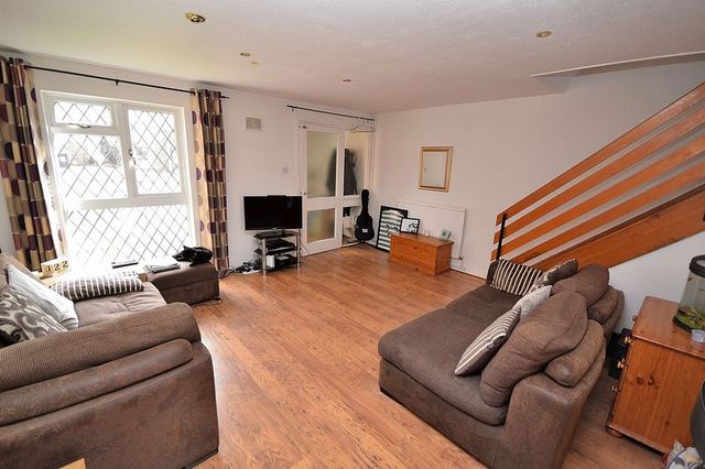 Image of 3 bedroom Terraced house to rent in Meadow Way Leighton Buzzard LU7 at Meadow Way  Leighton Buzzard, LU7 3FS