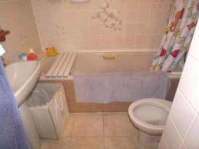  Image of 2 bedroom Flat for sale in Milton Way Houghton Regis Dunstable LU5 at Houghton Regis Dunstable Houghton Regis, LU5 5UF