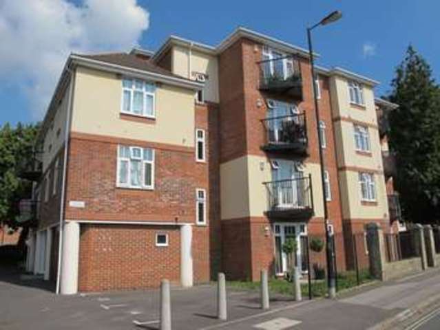  Image of 2 bedroom Flat to rent in Regents Park Road Southampton SO15 at Regents Park Road  Southampton, SO15 8NA