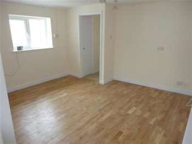  Image of 2 bedroom Apartment to rent in Newport Road Caldicot NP26 at Caldicot, NP26 4HX