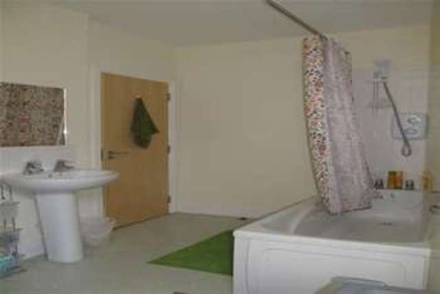  Image of 1 bedroom Flat to rent in The Avenue Newton Abbot TQ12 at Newton Abbot, TQ12 2BZ