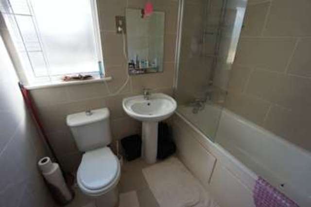  Image of 1 bedroom Flat for sale in Nutfield Road Redhill RH1 at Nutfield Road  Redhill, RH1 4ED