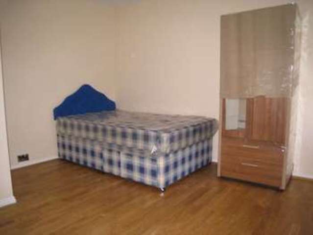  Image of 4 bedroom Flat to rent in Peterborough Road London SW6 at Peterborough Road  Parsons Green, SW6 3BT