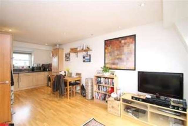  Image of 2 bedroom Flat to rent in Plough Road London SW11 at London, SW11 2AA