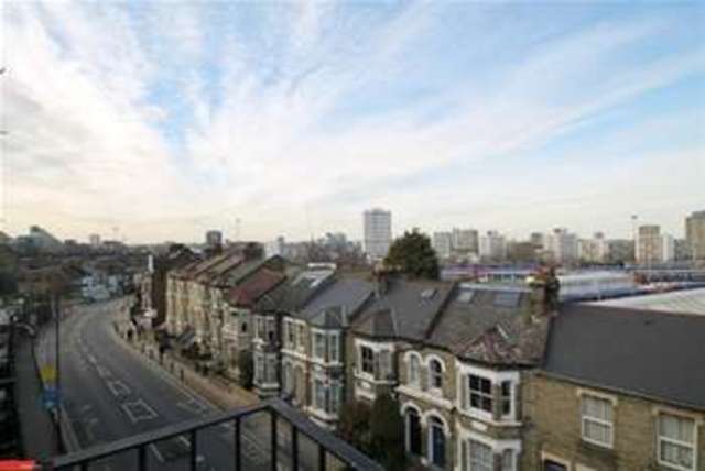  Image of 2 bedroom Flat to rent in Plough Road London SW11 at London, SW11 2AA