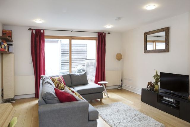  Image of 1 bedroom Flat for sale in Richmond Road Kingston upon Thames KT2 at Richmond Road  Kingston Upon Thames, KT2 5EE