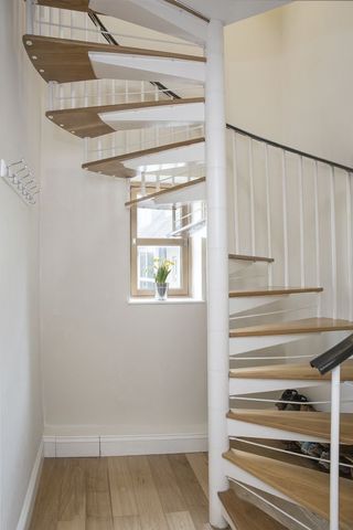  Image of 1 bedroom Flat for sale in Richmond Road Kingston upon Thames KT2 at Richmond Road  Kingston Upon Thames, KT2 5EE