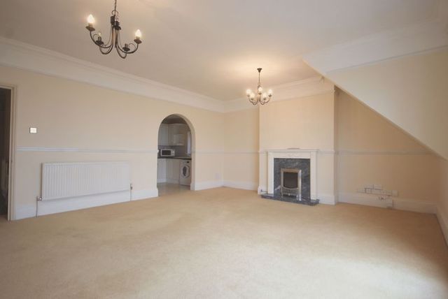  Image of 2 bedroom Flat for sale in Marine Parade West Lee-on-the-Solent PO13 at Marine Parade West  Lee-On-The-Solent, PO13 9LN
