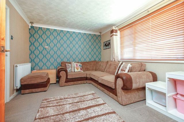  Image of 3 bedroom Semi-Detached house for sale in Yardley Avenue Pitstone Leighton Buzzard LU7 at Yardley Avenue  Pitstone, LU7 9AL