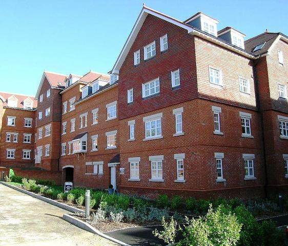  Image of 1 bedroom Flat to rent in Heathside Road Woking GU22 at 9 Heathside Road  Woking, GU22 7EU