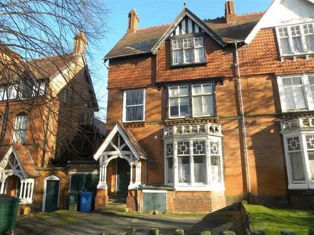  Image of Flat to rent in Strensham Hill Moseley Birmingham B13 at 13 Strensham Hill  Moseley, B13 8AG
