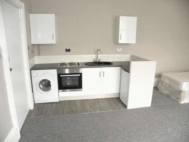  Image of Flat to rent in Strensham Hill Moseley Birmingham B13 at 13 Strensham Hill  Moseley, B13 8AG