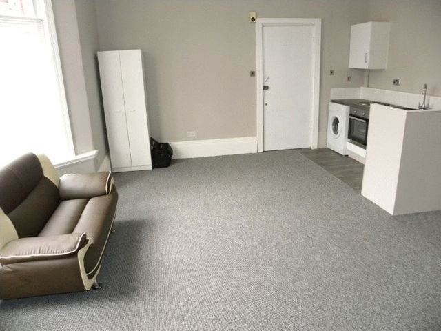  Image of Flat to rent in Strensham Hill Moseley Birmingham B13 at 13 Strensham Hill  Moseley, B13 8AG