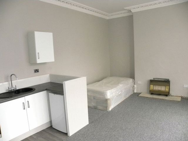  Image of Flat to rent in Strensham Hill Moseley Birmingham B13 at 13 Strensham Hill  Moseley, B13 8AG