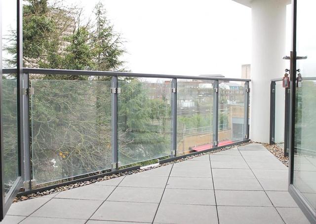  Image of 2 bedroom Flat to rent in Guildford Road Hook Heath Woking GU22 at Guildford Road  Woking, GU22 7RN