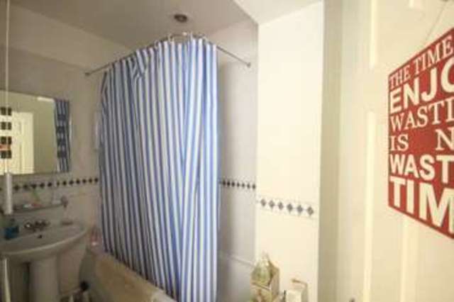  Image of 1 bedroom Flat to rent in Higher Warberry Road Torquay TQ1 at Higher Warberry Road TORQUAY Devon, TQ1 1SL
