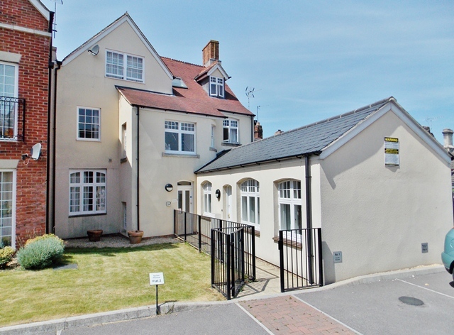  Image of 2 bedroom Apartment to rent in Cricklade Street Swindon SN1 at Old Town  Swindon, SN1 3HB