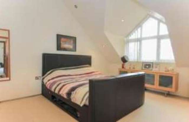  Image of 2 bedroom Flat for sale in Warren Edge Road Southbourne Bournemouth BH6 at 5 Warren Edge Road Bournemouth Wick, BH6 4AU