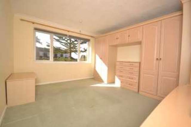  Image of 4 bedroom Semi-Detached house to rent in Ardmore Lane Buckhurst Hill IG9 at Ardmore Road  Buckhurst Hill, IG9 5SB