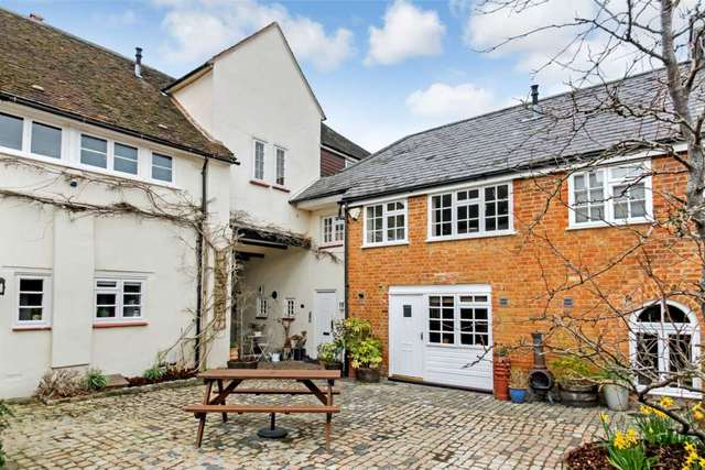  Image of 3 bedroom Mews for sale in London Road Aston Clinton Aylesbury HP22 at The Courtyards Aston Clinton Aylesbury, HP22 5GW