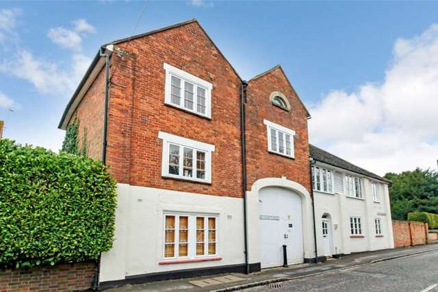  Image of 3 bedroom Mews for sale in London Road Aston Clinton Aylesbury HP22 at The Courtyards Aston Clinton Aylesbury, HP22 5GW