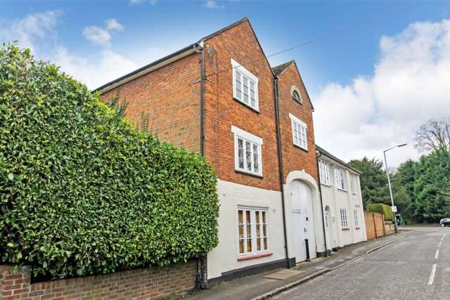  Image of 3 bedroom Mews for sale in London Road Aston Clinton Aylesbury HP22 at The Courtyards Aston Clinton Aylesbury, HP22 5GW