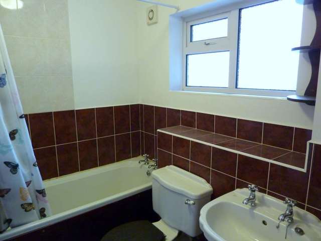  Image of 1 bedroom Flat to rent in Romilly Drive Watford WD19 at Bellingdon, Romilly Drive Carpenders Park Watford, WD19 5BB