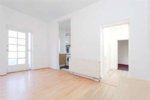  Image of 3 bedroom Flat to rent in Bonnington Square London SW8 at Vauxhall London South Lambeth, SW8 1TF