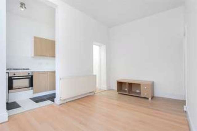  Image of 3 bedroom Flat to rent in Bonnington Square London SW8 at Vauxhall London South Lambeth, SW8 1TF