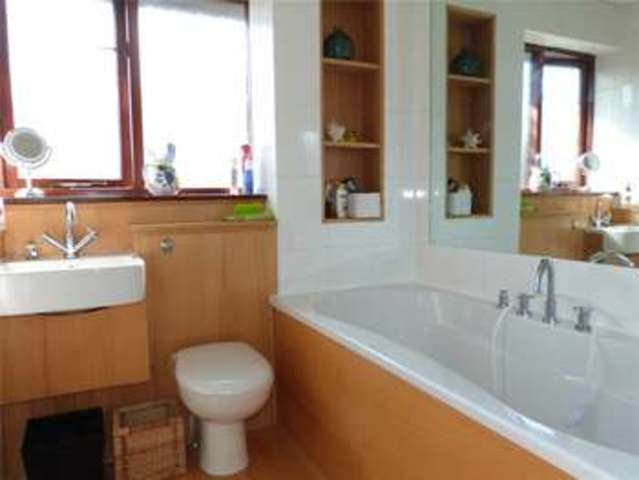  Image of 4 bedroom Detached house to rent in Broadrick Heath Warfield Bracknell RG42 at Bracknell Berkshire Newell Green, RG42 3SB