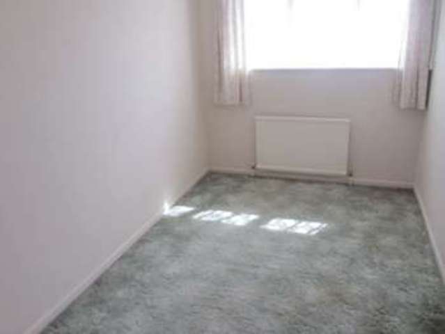  Image of 3 bedroom Terraced house to rent in Broadwater Crescent Stevenage SG2 at Broadwater Crescent  Stevenage, SG2 8EX