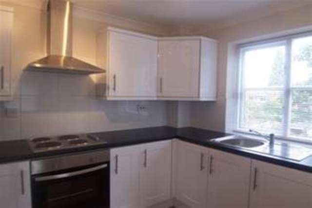  Image of 2 bedroom Flat to rent in Cedar Close Buckhurst Hill IG9 at Buckhurst Hill, IG9 6EJ