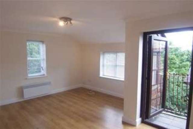  Image of 2 bedroom Flat to rent in Cedar Close Buckhurst Hill IG9 at Buckhurst Hill, IG9 6EJ
