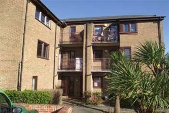  Image of 2 bedroom Flat to rent in Cedar Close Buckhurst Hill IG9 at Buckhurst Hill, IG9 6EJ