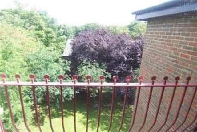  Image of 2 bedroom Flat to rent in Cedar Close Buckhurst Hill IG9 at Buckhurst Hill, IG9 6EJ