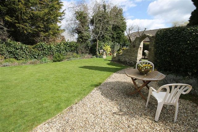  Image of 4 bedroom Property for sale in Buryfield Lydiard Millicent Swindon SN5 at Buryfield Lydiard Millicent Lydiard Millicent, SN5 3NF