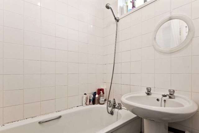  Image of 3 bedroom Flat to rent in Castle Mead Camberwell Road London SE5 at Castlemead Camberwell London, SE5 0EB